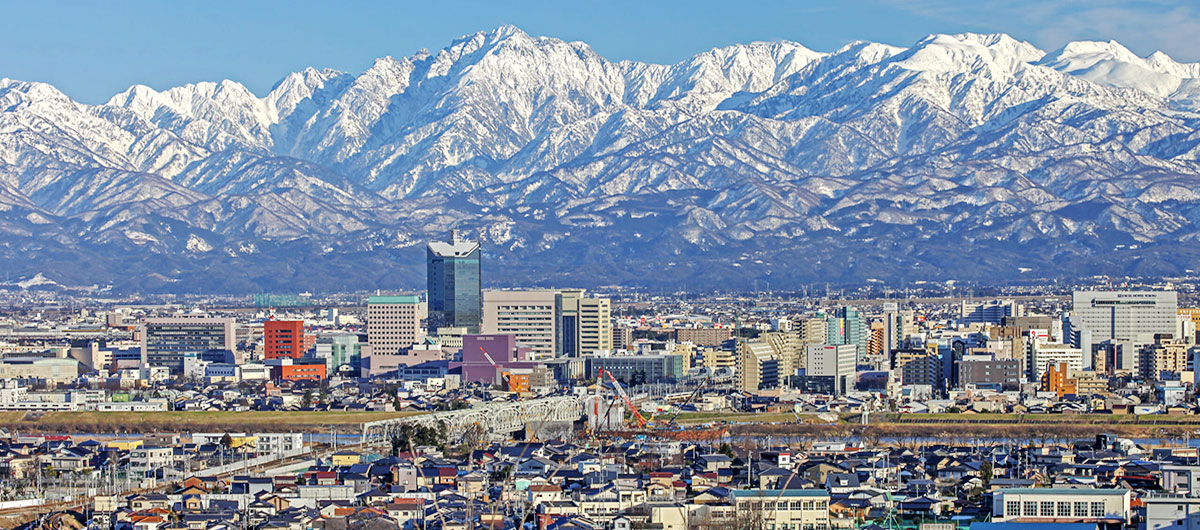 富山観光名所 富山市街から見る立山連峰。